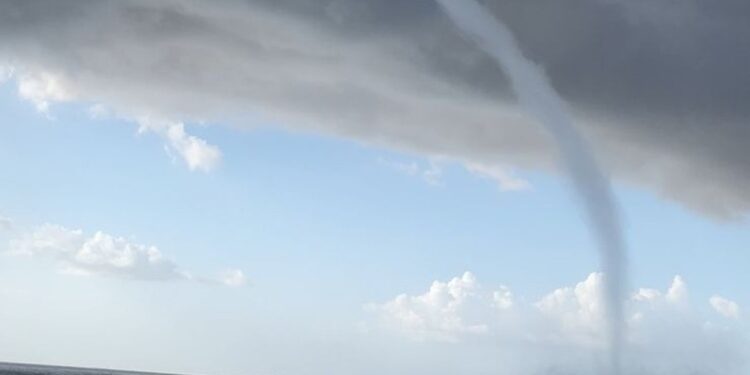 Tromba d’água surpreende banhistas em praia em distrito de Belém