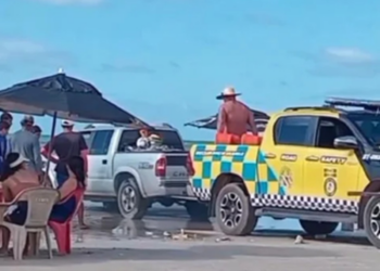 Viatura do Detran é usada para remover caminhonete atolada em praia de Salinópolis, no Pará | Pará