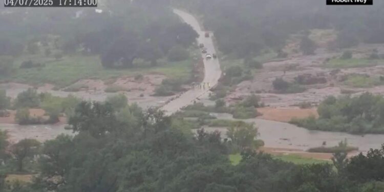 Vídeo mostra a velocidade da enchente que assola o Texas; confira | Mundo