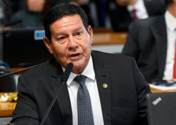 Bolsonaro elogia firmeza de Trump e cobra urgência dos Poderes para salvar o Brasil