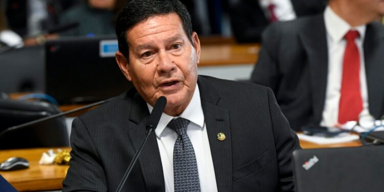 Bolsonaro elogia firmeza de Trump e cobra urgência dos Poderes para salvar o Brasil