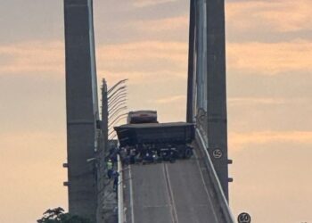 Acidente com carreta interdita rodovia PA-483 nos dois sentidos