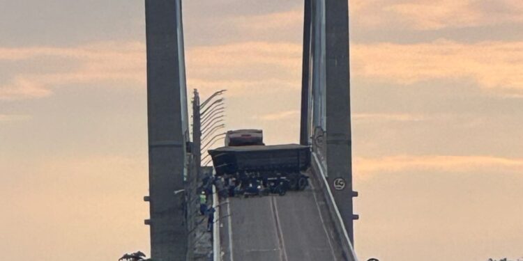 Acidente com carreta interdita rodovia PA-483 nos dois sentidos