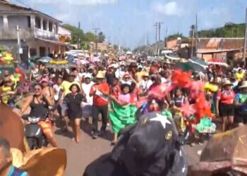 Após cortejo com Búfalo-bumbá e carimbó, corpo de Mestre Damasceno é sepultado