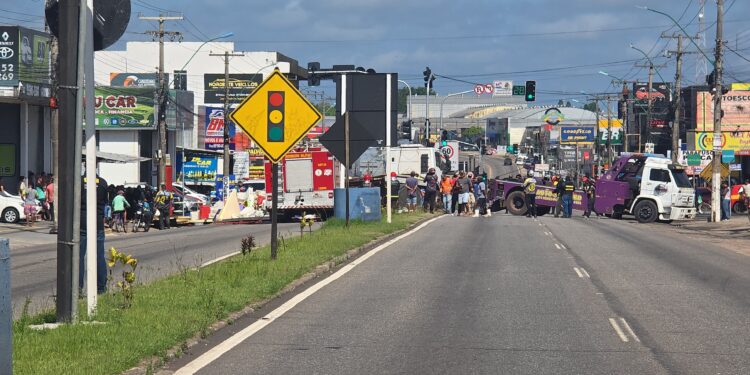 Caminhão carregado de peixe tomba na BR-316, na Grande Belém