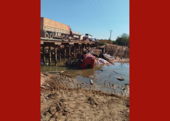 Caminhoneiro foge de táxi após acidente que interditou ponte no sul do PA