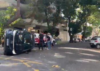 Carro capota após colidir com outro veículo no bairro de Nazaré, em Belém