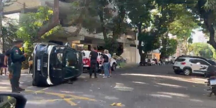 Carro capota após colidir com outro veículo no bairro de Nazaré, em Belém