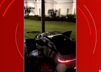 Carro de luxo derruba parte de muro e invade terreno de templo em Belém