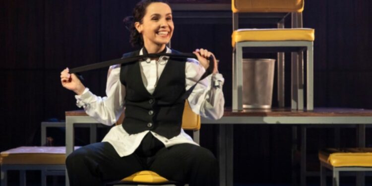 Débora Falabella apresenta monólogo premiado 'Prima Facie' no Theatro da Paz, em Belém