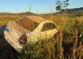 Idosos ficam feridos após carro capotar na PA-275