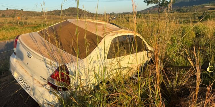 Idosos ficam feridos após carro capotar na PA-275