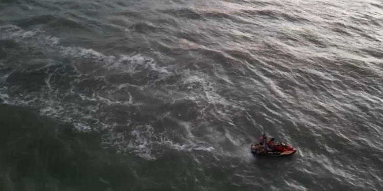 Jovens são resgatadas em alto-mar com ajuda de drone após se afogarem em Salinas, no Pará