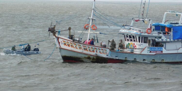 Marinha apreende embarcação suspeita de pesca ilegal no Marajó