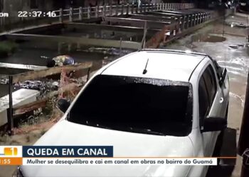 Mulher cai em canal e é resgatada por moradores, em Belém