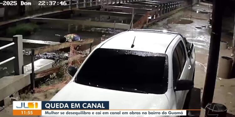 Mulher cai em canal e é resgatada por moradores, em Belém