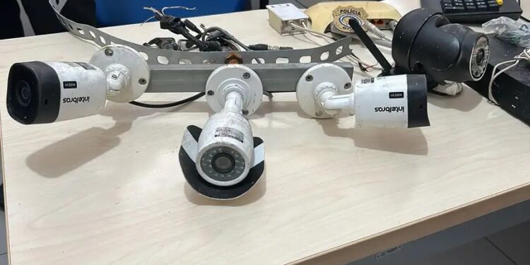 PC prende integrante de facção que usava câmeras para vigiar moradores e polícia