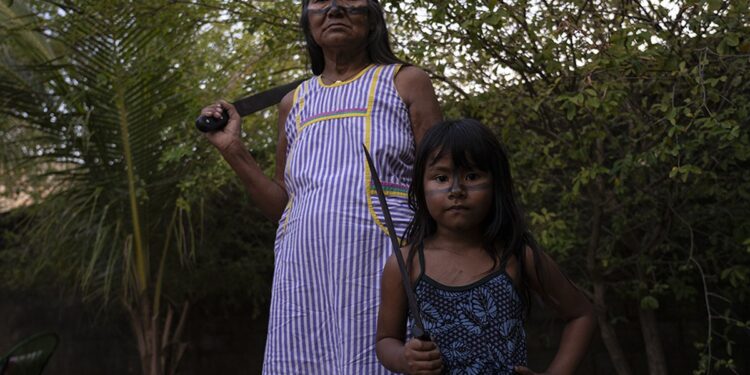 Painel inédito que retrata Tuíre Kayapó e sua neta será pintado ao vivo em Belém | Pará