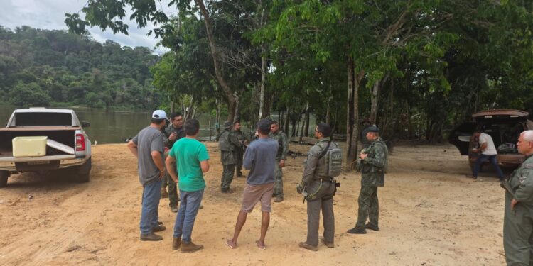 Sobrevivente é resgatado após ataque por engano que matou oito garimpeiros na Amazônia; VÍDEO