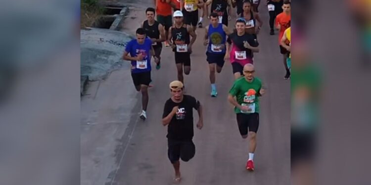 VÍDEO: Homem embriagado participa de corrida de rua usando chinelos no Pará e viraliza nas redes sociais