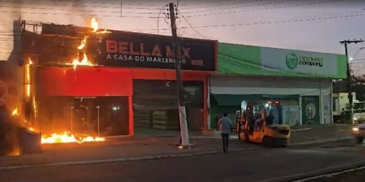 Incêndio atinge loja de marcenaria em Marabá, no Pará