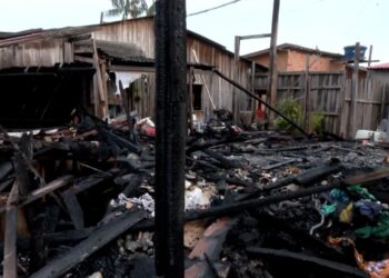 Incêndio destrói cinco casas e deixa um idoso morto em Belém
