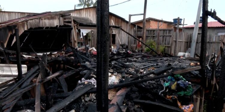 Incêndio destrói cinco casas e deixa um idoso morto em Belém