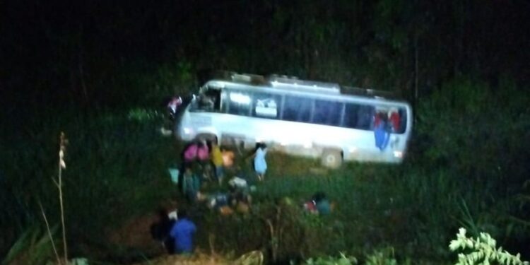 Micro-ônibus com pacientes tomba na BR-230 e deixa feridos entre Uruará e Medicilândia