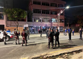 Polícia faz cerco após invasão e fuga de bandidos no bairro da Batista Campos, em Belém