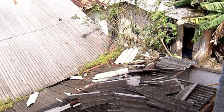 Temporal com forte ventania destelha casas e deixa moradores sem energia em Belém
